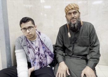 İsrail’in öldürdüğü torunuyla “gözlerinin içini öperek” vedalaşan Filistinli, onun küpesini yakasında taşıyor