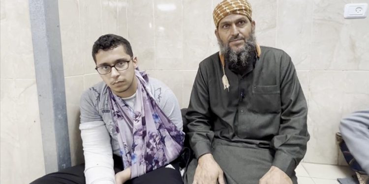 İsrail’in öldürdüğü torunuyla “gözlerinin içini öperek” vedalaşan Filistinli, onun küpesini yakasında taşıyor