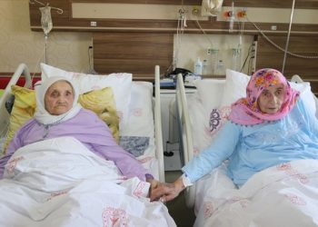 Rize'de yürüme güçlüğü nedeniyle 16 yıldır görüşemeyen kardeşler hastanede hasret giderdi