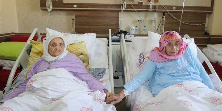 Rize'de yürüme güçlüğü nedeniyle 16 yıldır görüşemeyen kardeşler hastanede hasret giderdi