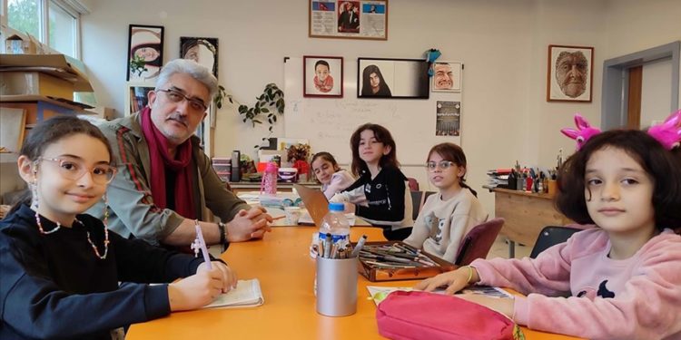 Sinoplu öğrenciler barış konulu karikatürleriyle İtalya'dan iki dünya birinciliği aldı