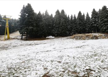 Uludağ'da mevsimin ilk karının düşmesi turizmcilerin beklentisini yükseltti