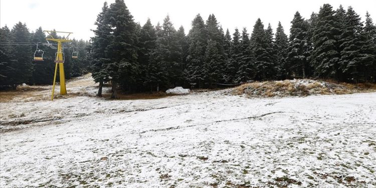 Uludağ'da mevsimin ilk karının düşmesi turizmcilerin beklentisini yükseltti