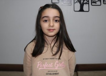 Ayağı çamur olmaması için kardeşini sırtında taşıyan vefakar küçük abla o anları anlattı