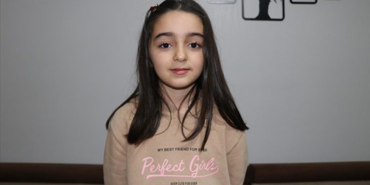 Ayağı çamur olmaması için kardeşini sırtında taşıyan vefakar küçük abla o anları anlattı