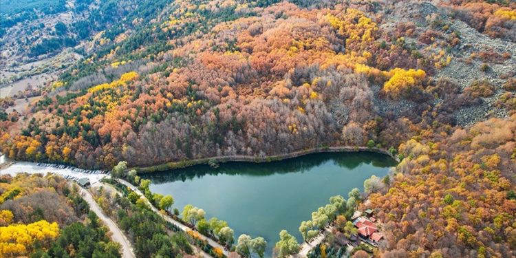Ankara'nın Karagöl Tabiat Parkı'nda sonbahar renkleri hakim oldu