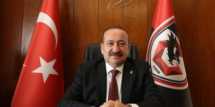 Üstüne koyarak gidiyoruz. İnşallah hak ettiğimiz yerlere geleceğiz