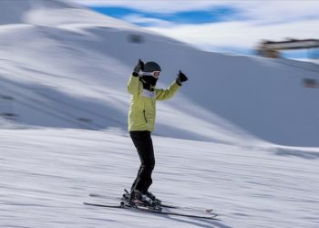 Sezona başlayan Palandöken ilk günden kayakseverlerle doldu