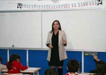 Öğrencilerinin desteğiyle kanseri yenen Feride öğretmene evinin önünde sürpriz kutlama