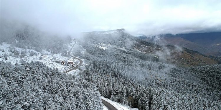 Kastamonu ormanlarında sonbahar ve kış güzelliği bir arada yaşanıyor