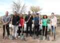 Kayserili çevreci gönüllülerle dağ bayır gezerek boş arazilere meyve fidanı dikiyor