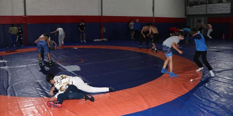 Erzurum’daki Aile ve Sosyal Hizmetler Spor Kulübünde geleceğin güreşçileri yetiştiriliyor