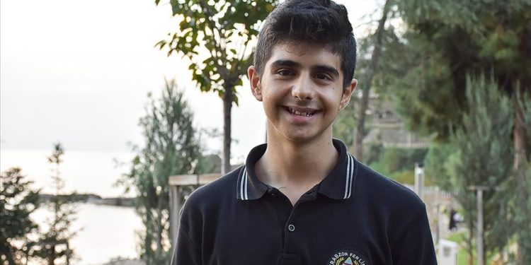 Çocukken göz kanseri ve lösemiyi yenen Boğaçhan’ın hayali aktörlük