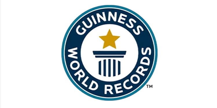 ABD'de 3 bıçakla jonglörlük yaparken ipte yürünen en uzun mesafe rekoru kırıldı