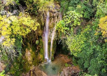 Sonbaharda yaprakları sararan ağaçların arasında kalan Çalkara Şelalesi dronla görüntülendi
