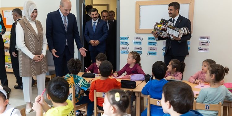 TBMM Başkanı Kurtulmuş, Meclis kreşindeki öğretmen ve öğrencilerle buluştu