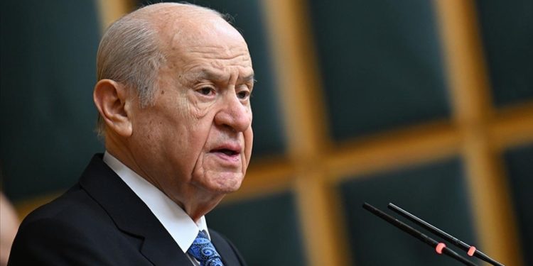 Kürt kökenli kardeşlerimizin daha az eşit olduğunu söylemek hakikate alenen kastetmektir