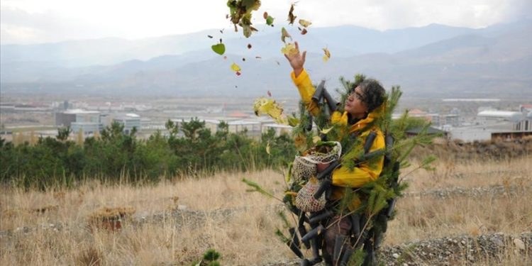 Erzincan'da akademisyen 3 yıldır diktiği fidanların doğum gününü kutluyor