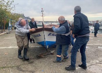 Zonguldak'ta balıkçılar hafta sonu beklenen fırtına öncesinde önlem aldı
