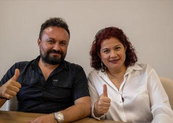 Eşinin böbreğiyle hayata tutunan doktor nakil bekleyen hastalara destek oluyor