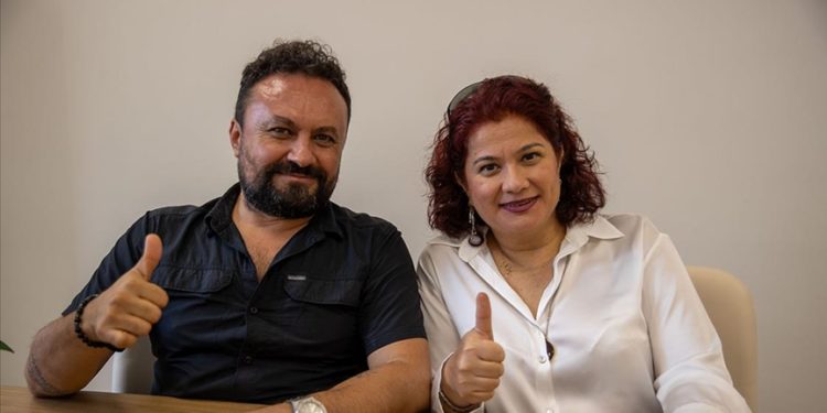 Eşinin böbreğiyle hayata tutunan doktor nakil bekleyen hastalara destek oluyor