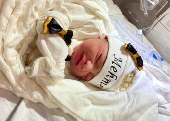 Sağlık Bakanı Koca, Defne Devlet Hastanesi'nde doğan ilk bebeğin fotoğrafını paylaştı