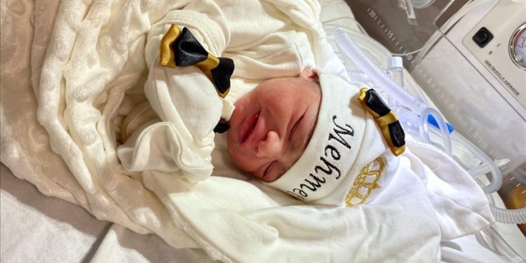 Sağlık Bakanı Koca, Defne Devlet Hastanesi'nde doğan ilk bebeğin fotoğrafını paylaştı