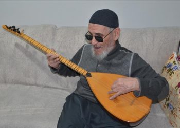 Muş'ta 76 yaşındaki görme engelli Ünver müzik tutkusuyla hayata tutunuyor