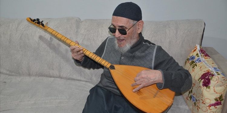 Muş'ta 76 yaşındaki görme engelli Ünver müzik tutkusuyla hayata tutunuyor