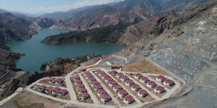 Yusufeli Barajı nedeniyle yerleşim yerleri değişen köylüler yeni yuvalarına alıştı