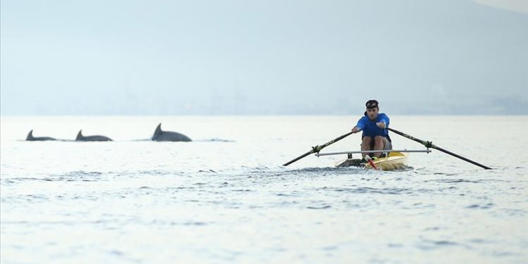 Bursa’da antrenman yapan kürek takımına yunuslar eşlik etti