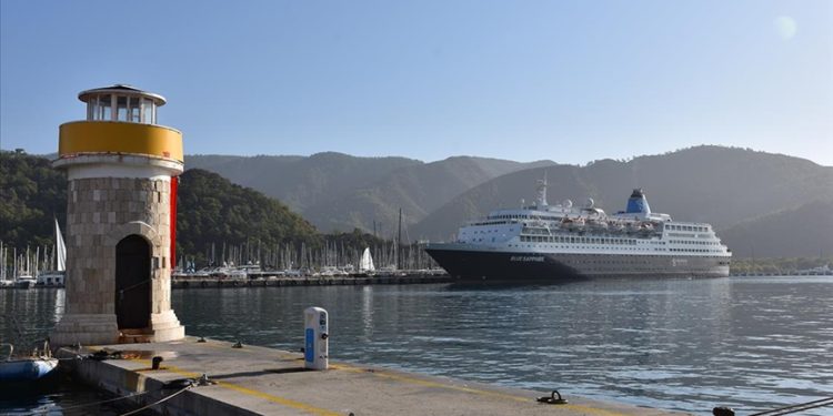 Saint Kitts ve Nevis bayraklı kruvaziyer “Blue Sapphire” kışlama için Marmaris’te