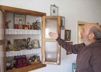 Babasından kalma 70 yıllık evde ailesinden kalan eşyaları sergiliyor