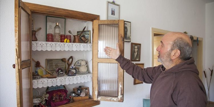 Babasından kalma 70 yıllık evde ailesinden kalan eşyaları sergiliyor