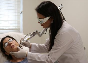 Yanlış lazer tedavisiyle yüzünde lekeler çıkan hasta DEÜ’de eski görünümüne kavuştu