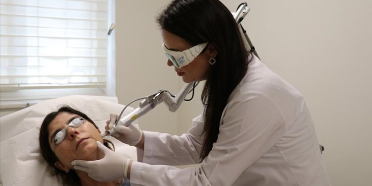 Yanlış lazer tedavisiyle yüzünde lekeler çıkan hasta DEÜ’de eski görünümüne kavuştu