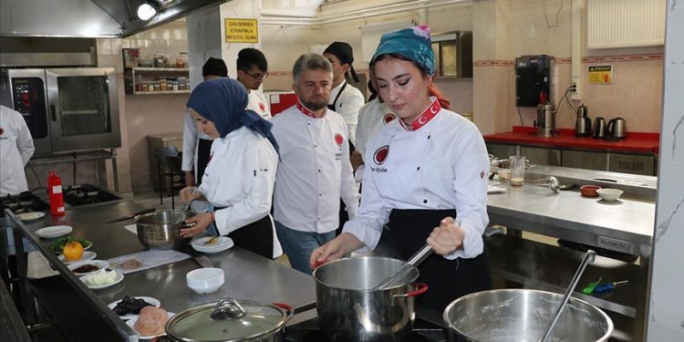 Yozgat Bozok Üniversitesinde 102 öğrenci aşçılık eğitimi alıyor