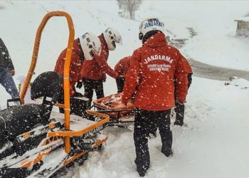 Erzurum'da JAK timleri hasta çocuğu kar motoruyla hastaneye ulaştırdı