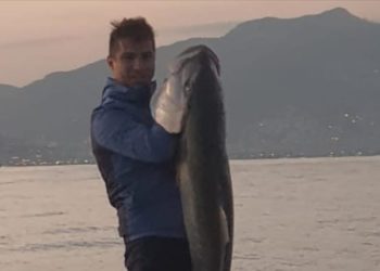 Alanya'da amatör balıkçı, olta ile 1 metre 60 santimetre uzunluğunda Akya tuttu