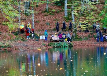 Yedigöller, sonbahar renkleri eşliğinde ziyaretçilerini ağırlıyor