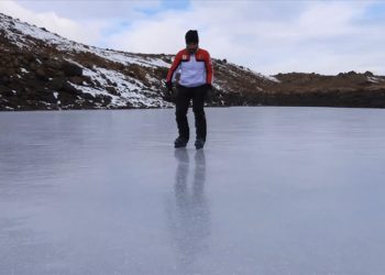Erzincan'da 3 bin 549 metre yüksekliğindeki Yedigöller'de buz pateni