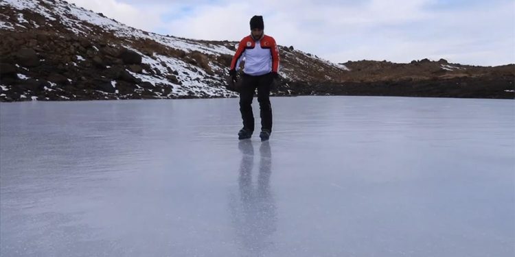 Erzincan'da 3 bin 549 metre yüksekliğindeki Yedigöller'de buz pateni