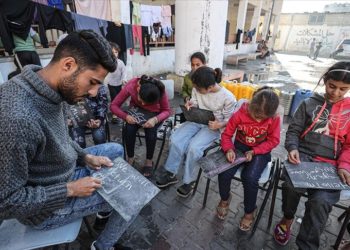 Filistinli öğretmen, Gazze’deki çocukların eğitimden mahrum kalmaması için çaba harcıyor