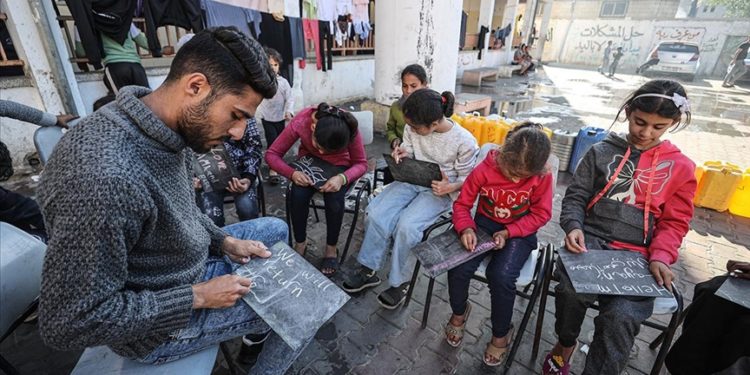 Filistinli öğretmen, Gazze’deki çocukların eğitimden mahrum kalmaması için çaba harcıyor
