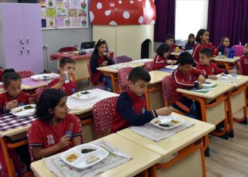 İlkokul öğrencileri “sıcak yemek” uygulamasıyla sağlıklı besleniyor