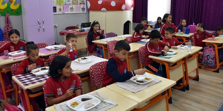 İlkokul öğrencileri “sıcak yemek” uygulamasıyla sağlıklı besleniyor