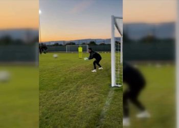 Hatayspor Teknik Direktörü Volkan Demirel, antrenmanda kaleye geçti