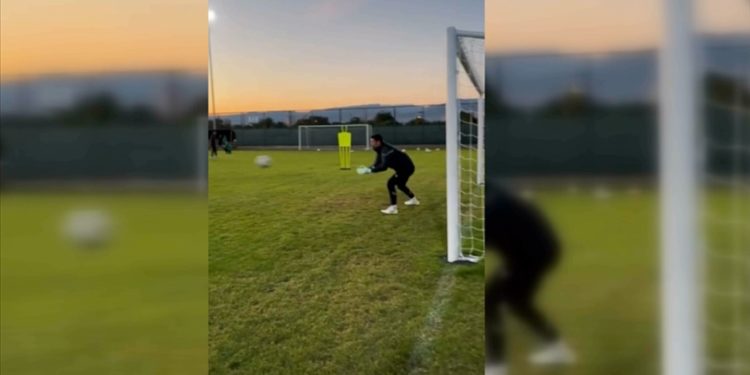 Hatayspor Teknik Direktörü Volkan Demirel, antrenmanda kaleye geçti