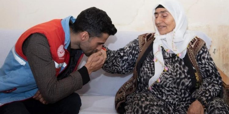 Ağrı'da yaşlı ve engellilerin evleri temizlenip ihtiyaçları gideriliyor