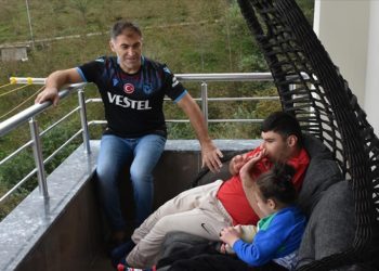 Trabzonlu baba 43 yaşında emekli olup kendisini serebral palsili çocuklarına adadı